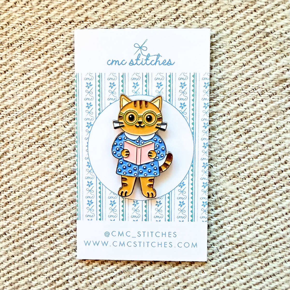 Reading Kitty Needleminder